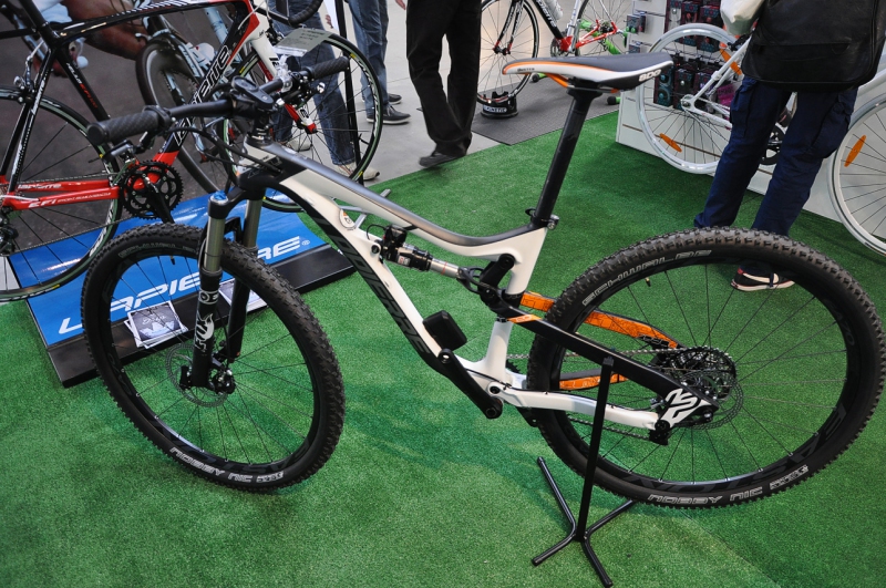 Zesty Trail 729 był jednym z kilku najnowszych modeli Lapierre 2014, które do Polski przyleciały z Francji tylko na okres targów. Tuż obok mogliśmy z bliska zobaczyć model Spice, także w wersji Alu. Nowa seria wydaję się nieco masywniejsza, jednak jak przystało na tę markę, wszystko w normach i świetnym designie. 