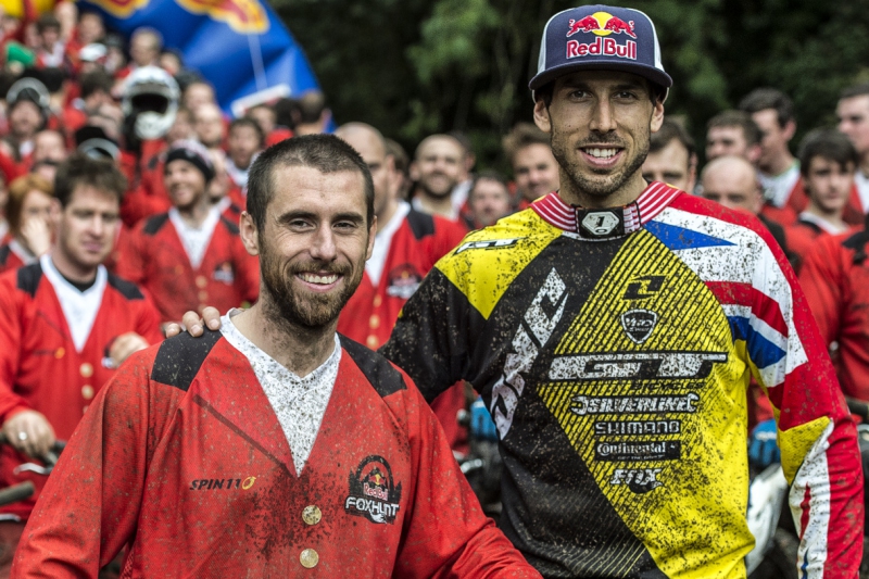 Zwycięzca zawodów Colin Ross i 'lis' czyli Gee Atherton